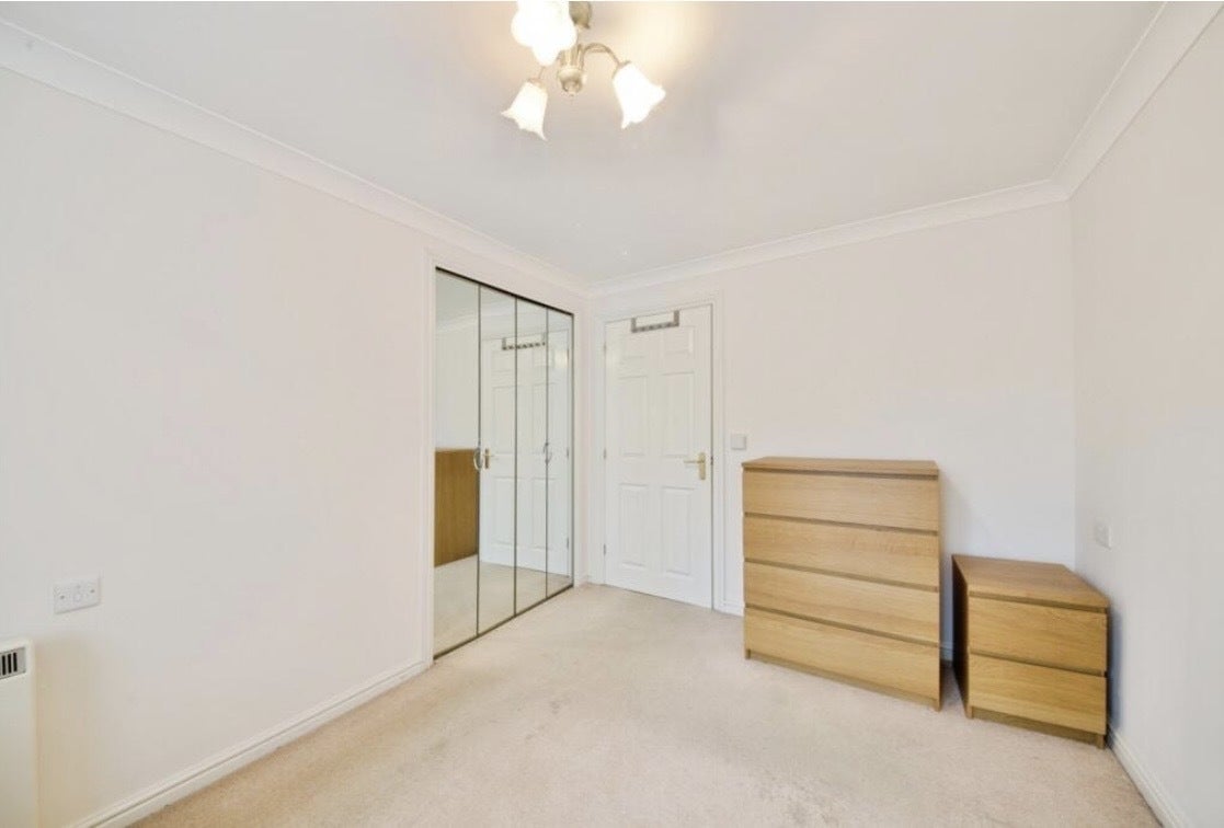 Flat Winchmore Hill Road in Greater London