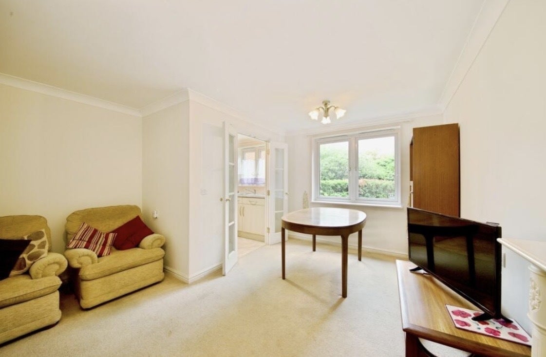 Flat Winchmore Hill Road in Greater London
