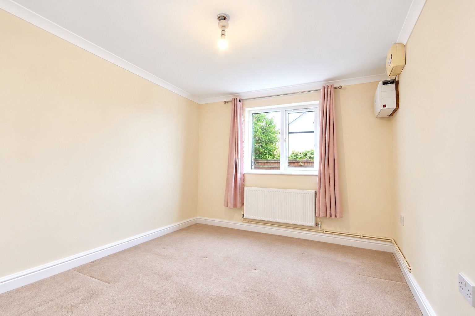 Flat Old Bracknell Lane West in Bracknell