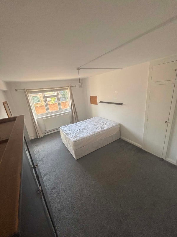 Room Commercial Road in Greater London