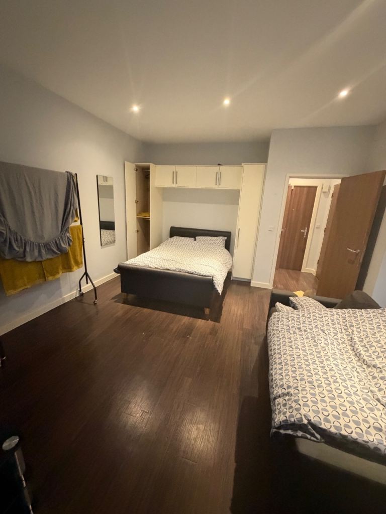 Flat Bath Road in Greater London