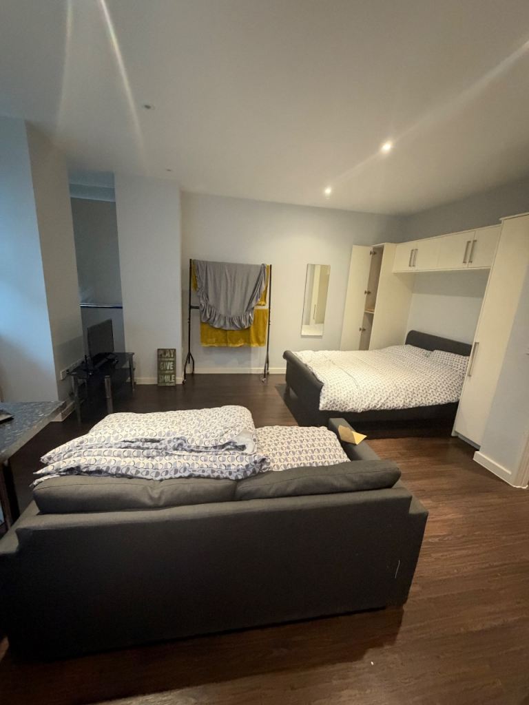 Flat Bath Road in Greater London