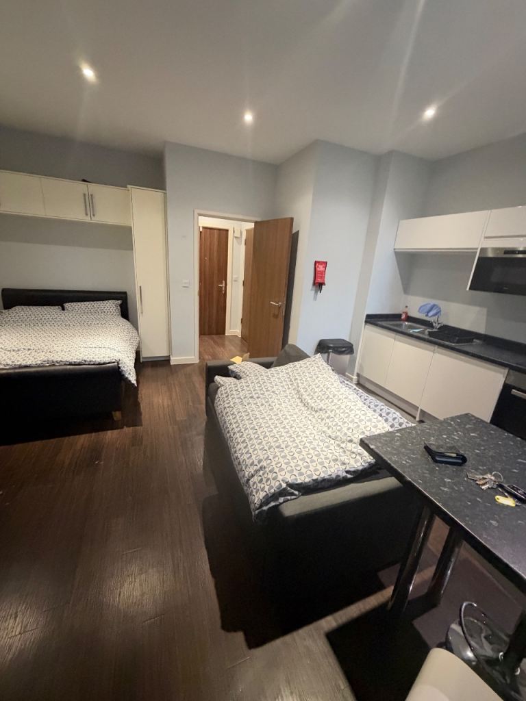 Flat Bath Road in Greater London