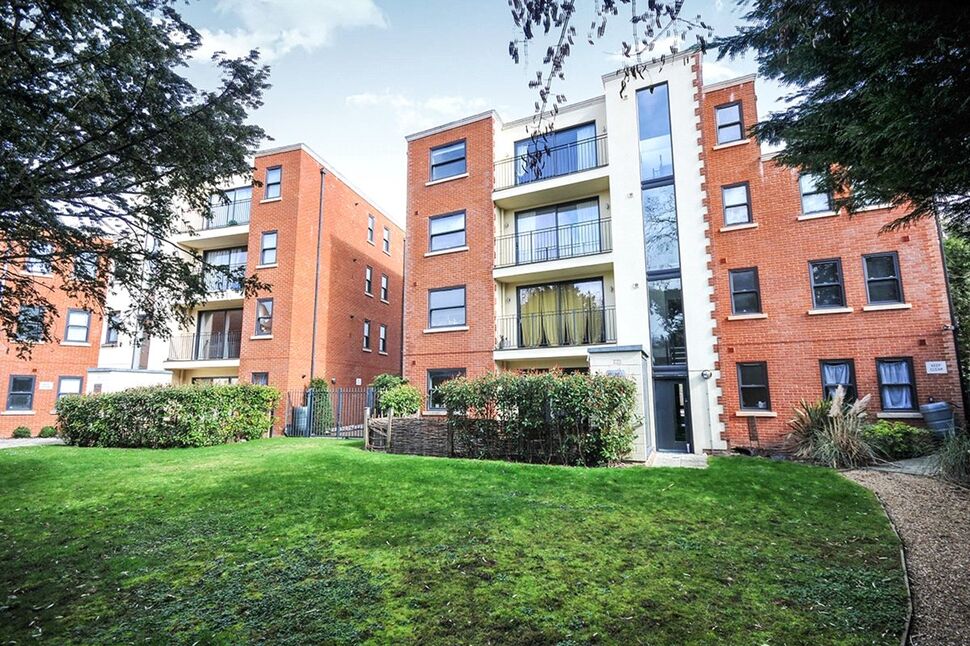 Flat Plaistow Lane in Greater London