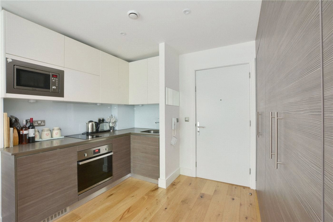 Flat Molesworth Street in Greater London