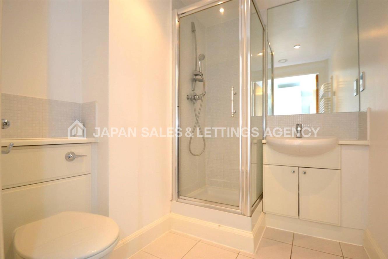 Flat Hanger Green in Greater London