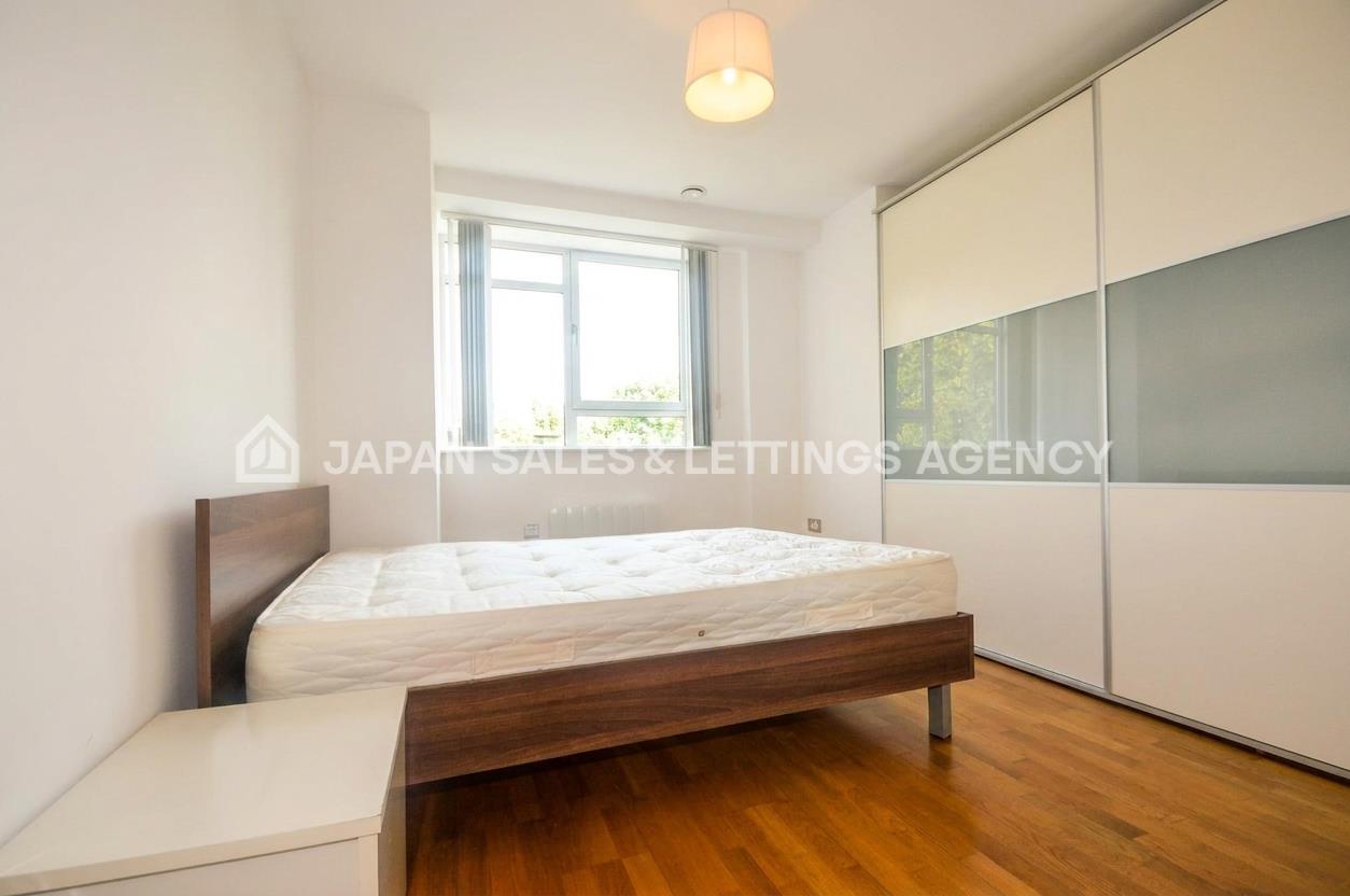 Flat Hanger Green in Greater London