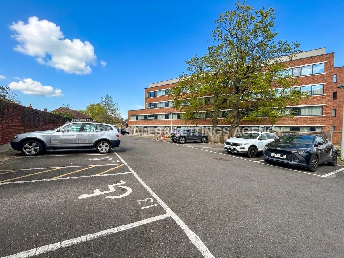 Flat Hanger Green in Greater London