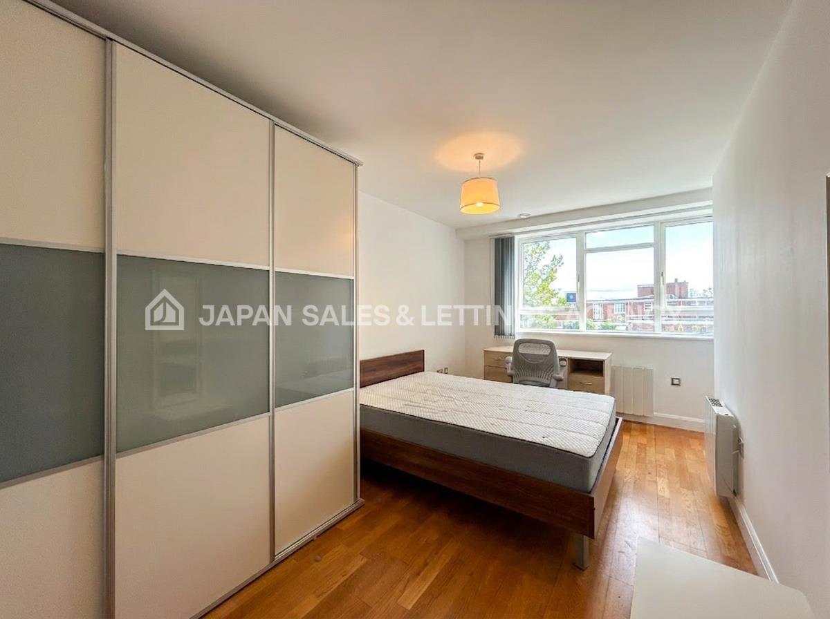 Flat Hanger Green in Greater London