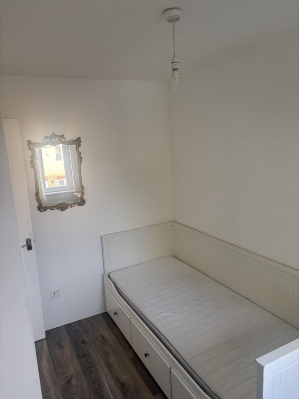 Room Wheatley Court in Glasgow