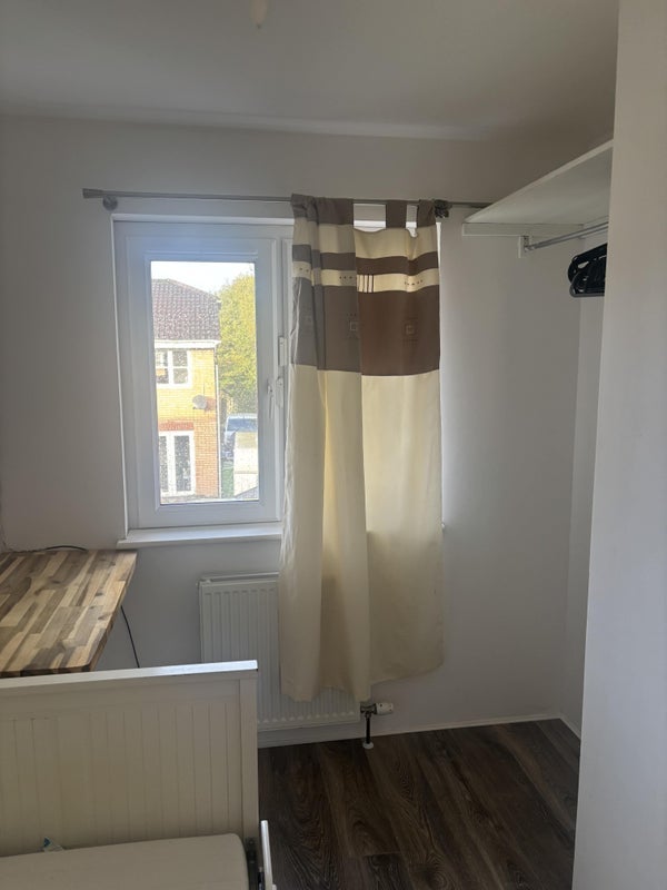 Room Wheatley Court in Glasgow