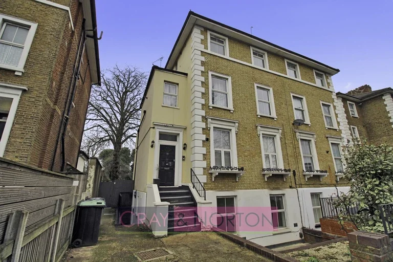 Flat Wellesley Road in London