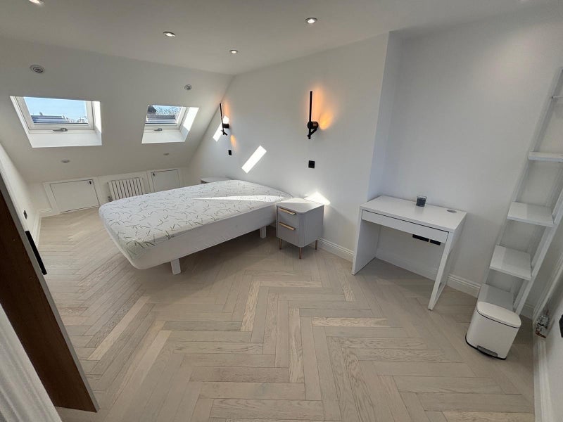 Room West Street in Greater London