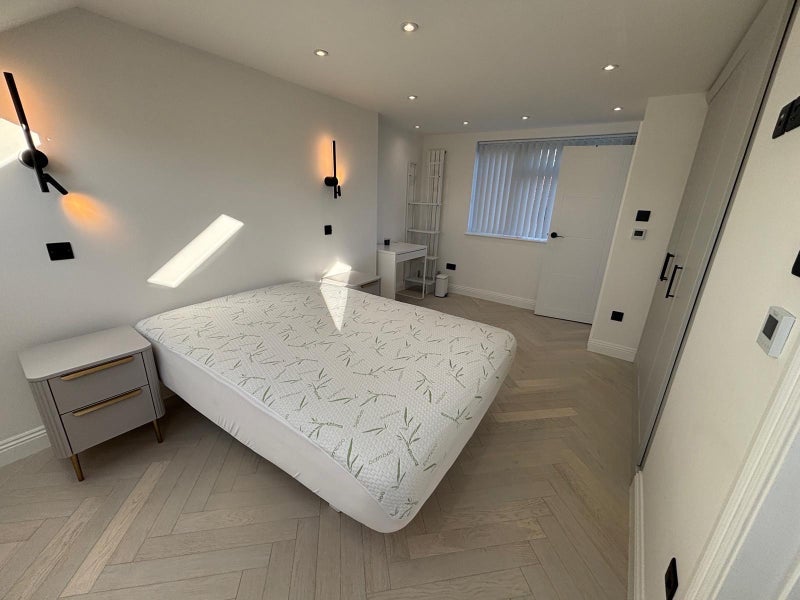 Room West Street in Greater London