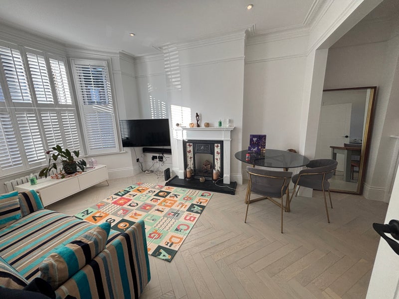 Room West Street in Greater London