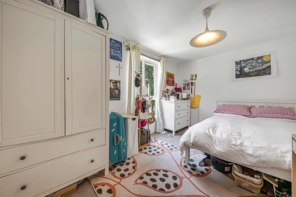 Flat Belgrave Court in Marford