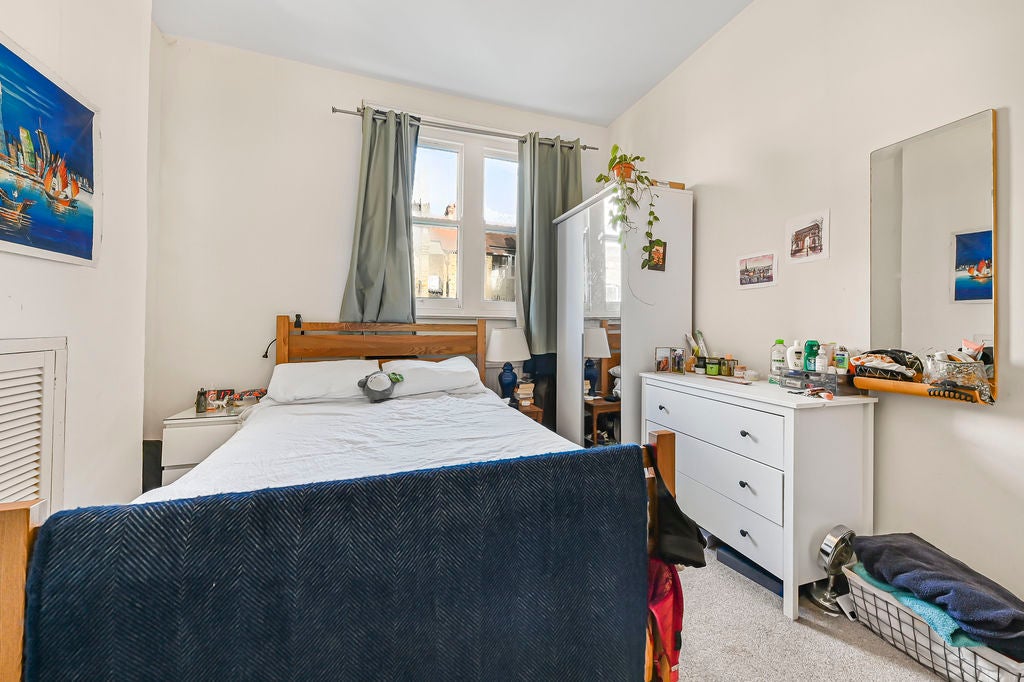 Flat Lurline Gardens in Greater London