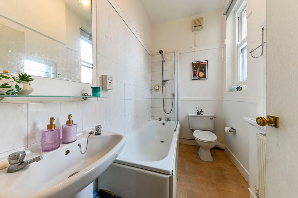 Flat Lurline Gardens in Greater London