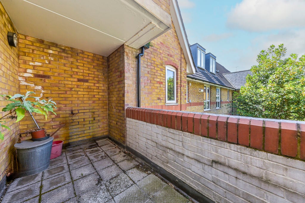 Flat Belgrave Court in Marford