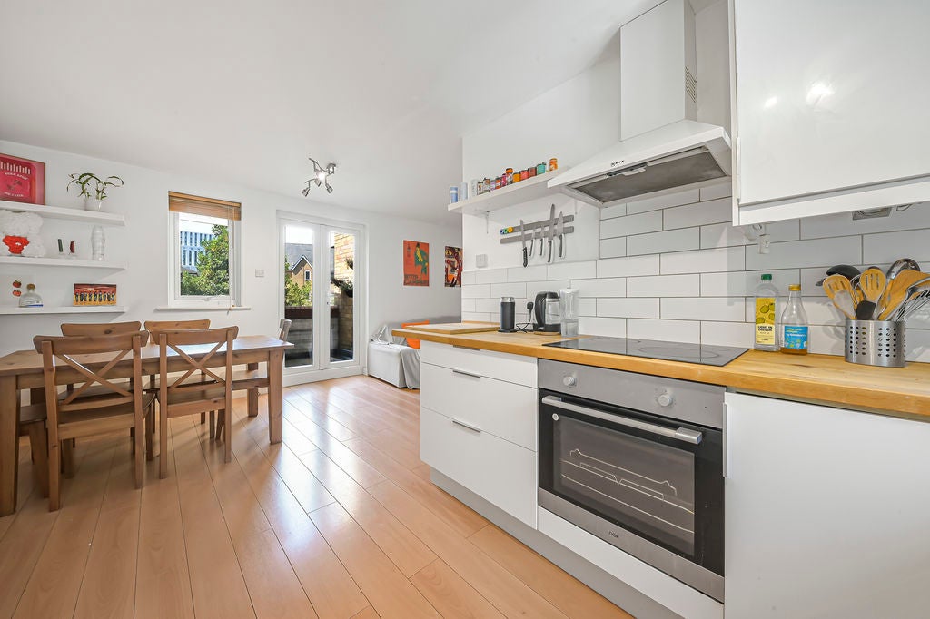 Flat Belgrave Court in Marford