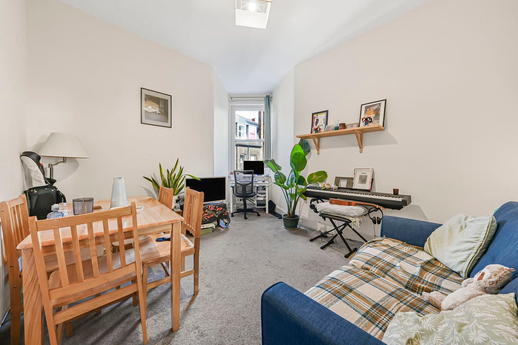 Flat Lurline Gardens in Greater London