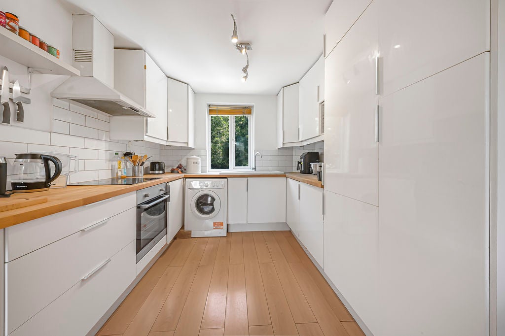 Flat Belgrave Court in Marford