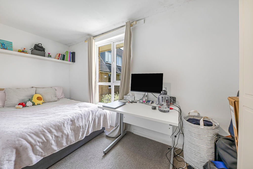 Flat Belgrave Court in Marford