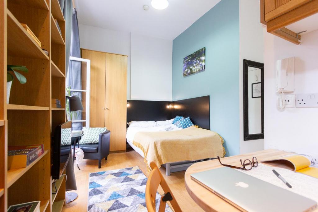 Flat Cartwright Gardens in Greater London