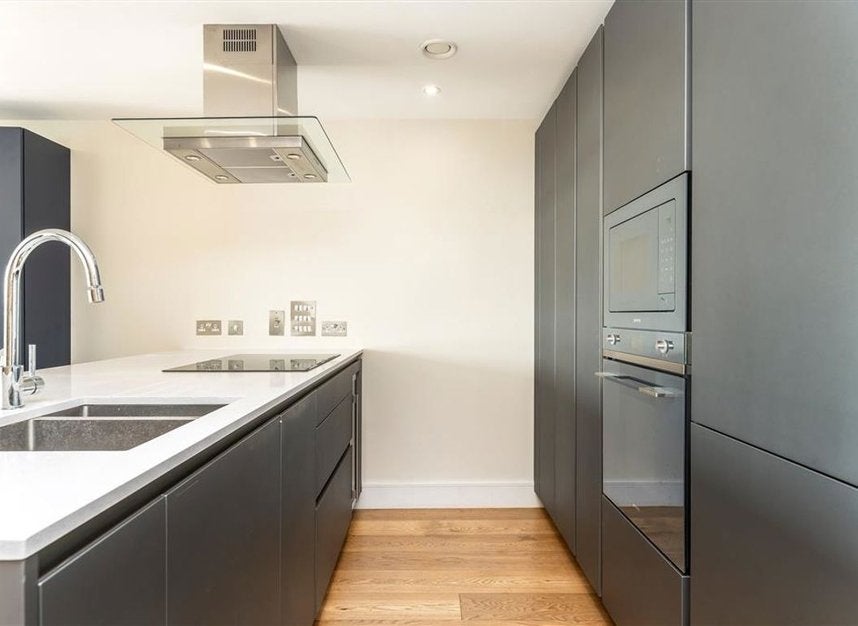 Flat Wapping High Street in Greater London