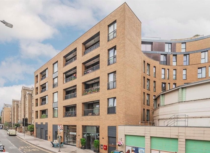 Flat Wapping High Street in Greater London