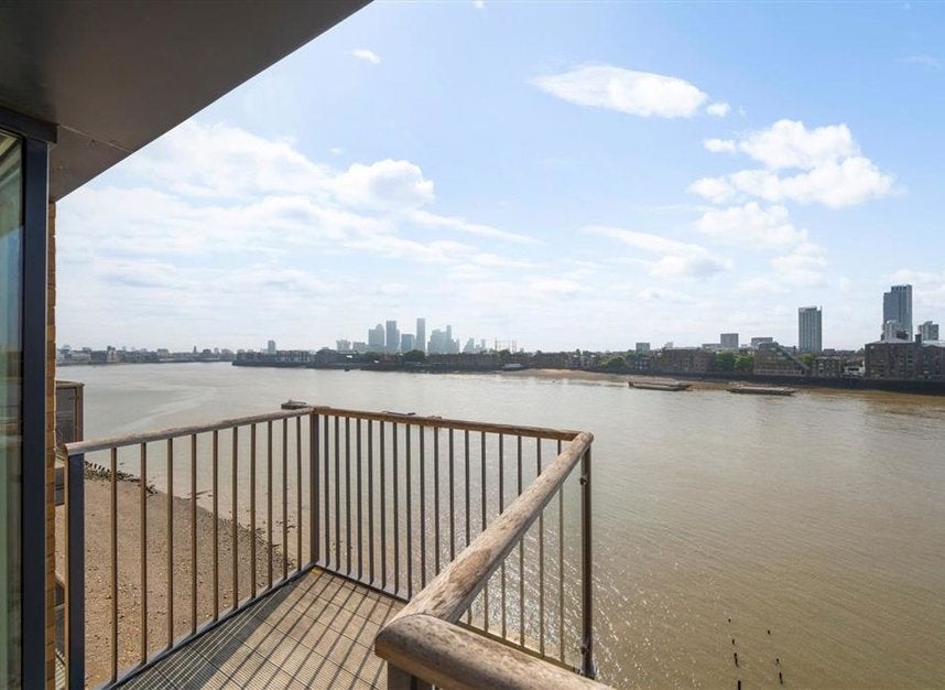 Flat Wapping High Street in Greater London
