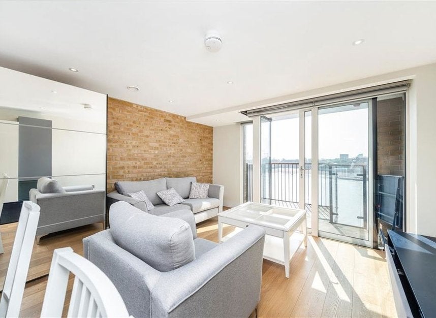 Flat Wapping High Street in Greater London