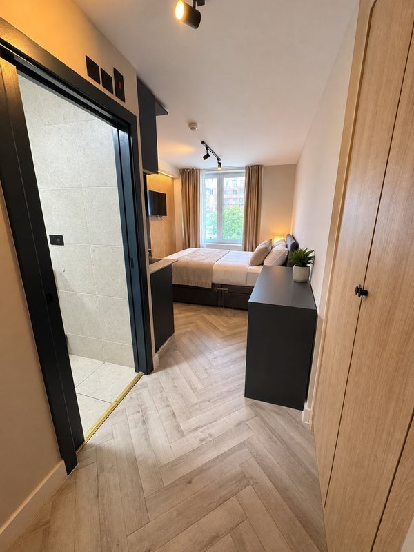 Room Aytoun Road in Greater London