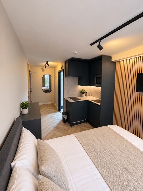 Room Aytoun Road in Greater London