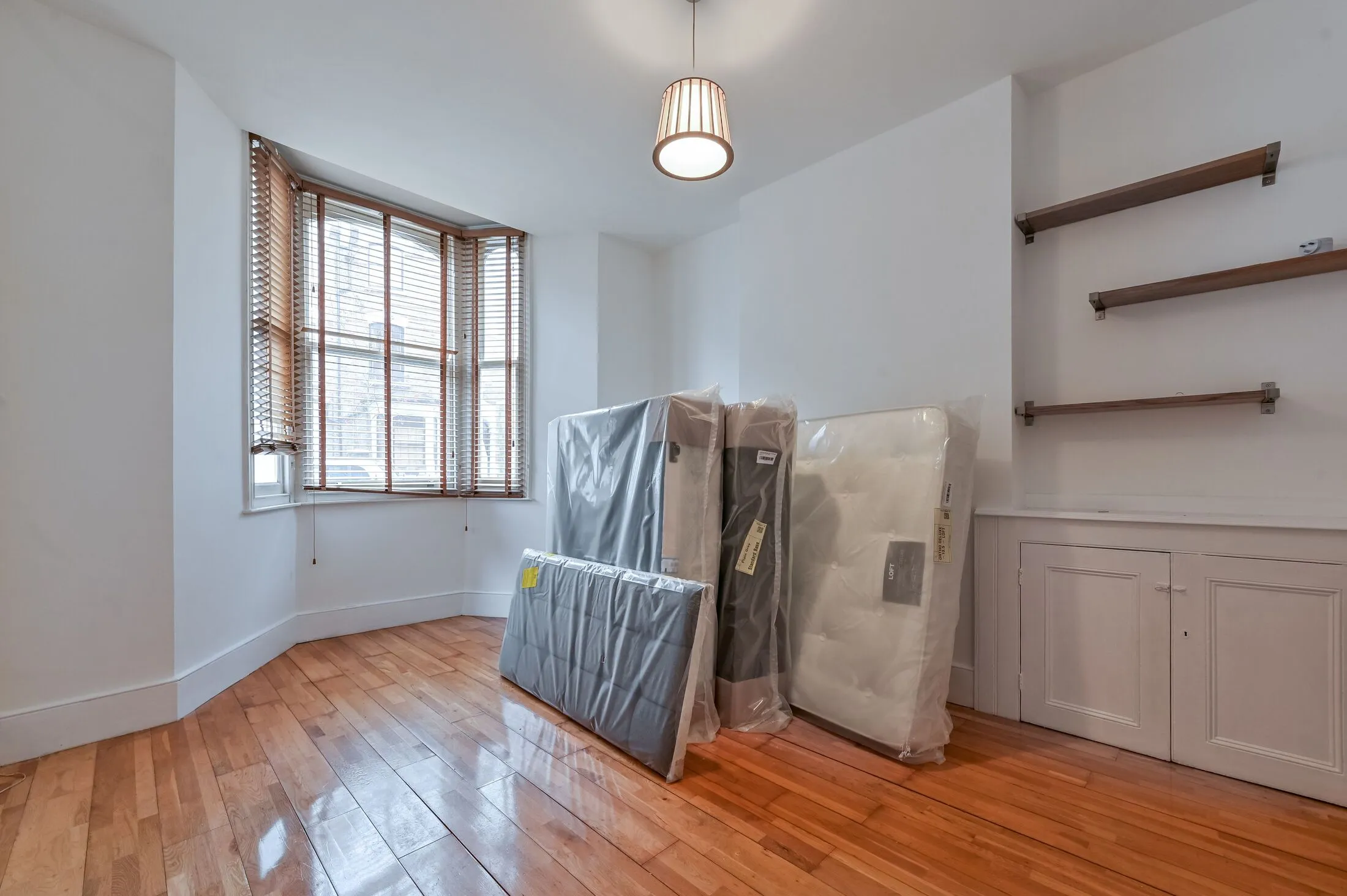 Flat Crossley Street in Greater London