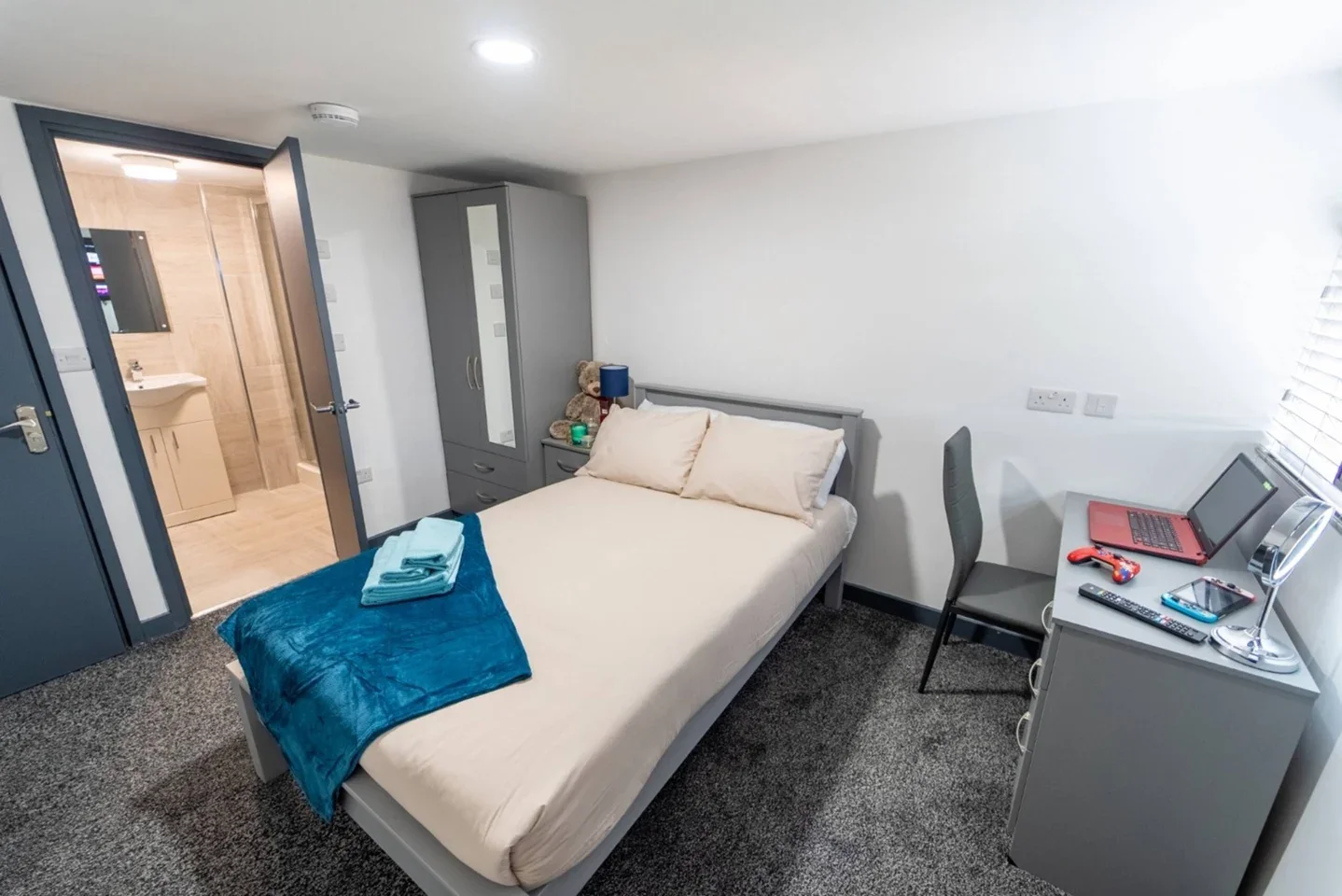 Room Holly Avenue in Birmingham