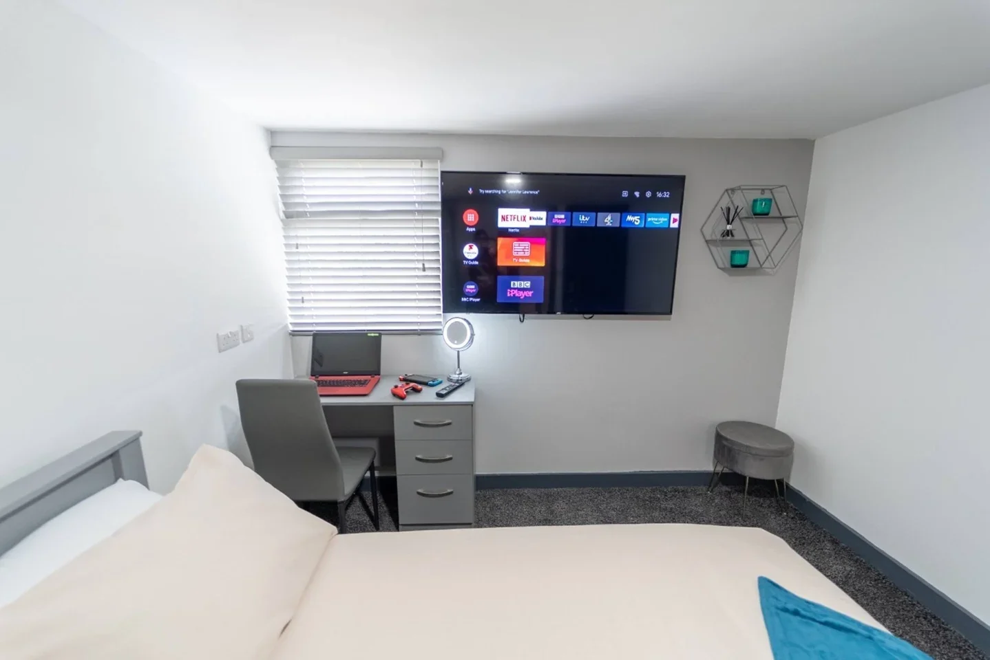 Room Holly Avenue in Birmingham