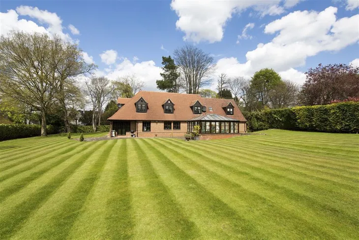 House Fairmile Avenue in Elmbridge