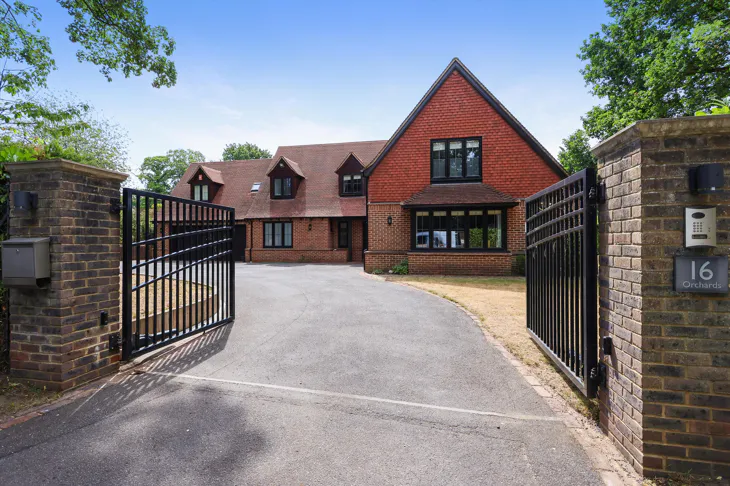 House Fairmile Avenue in Elmbridge