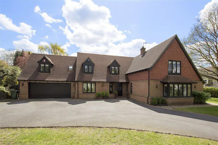 House Fairmile Avenue in Elmbridge