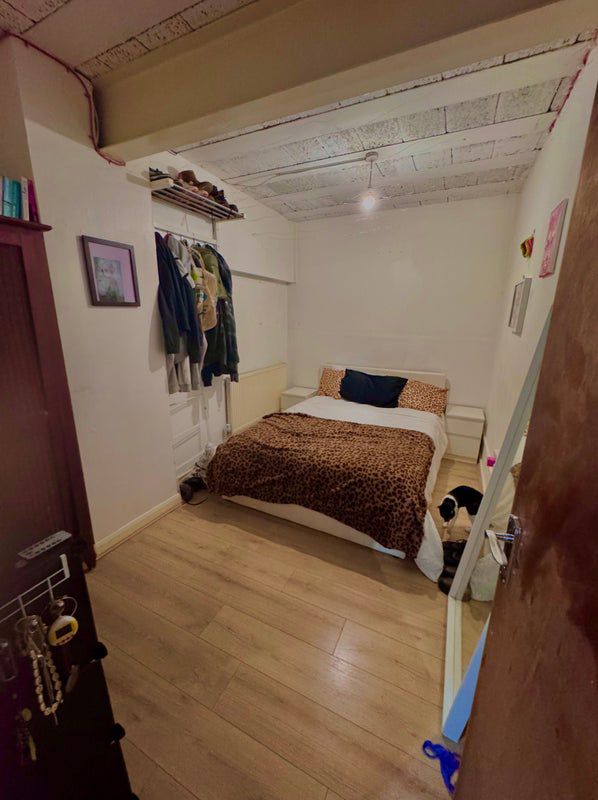 Room Theydon Road in Greater London