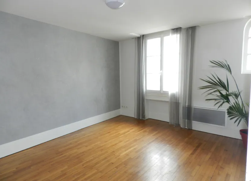 Flat Rue du 19 Mars 1962 in Brie-Comte-Robert