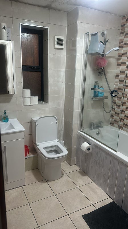 Room Edge Lane in Trafford