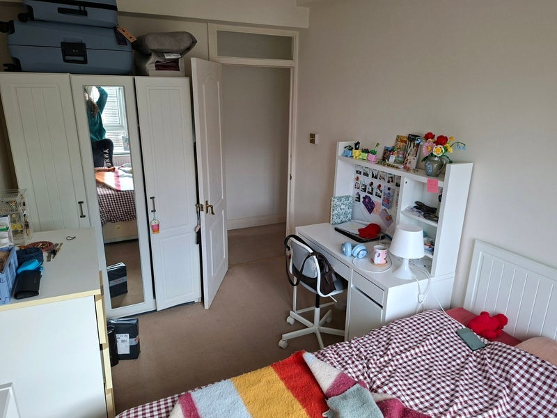 Flat Oakhill Road in Greater London