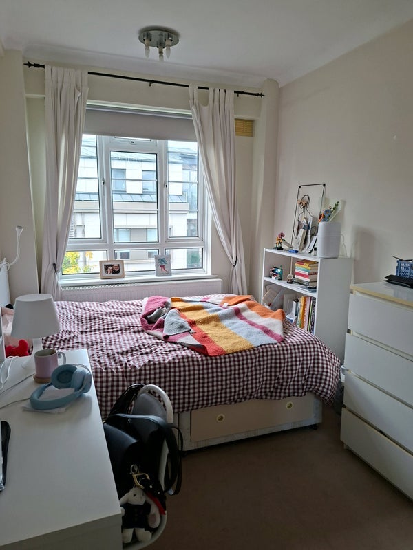 Flat Oakhill Road in Greater London