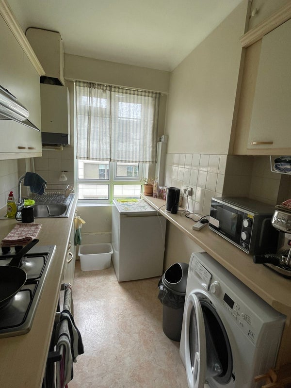 Flat Oakhill Road in Greater London