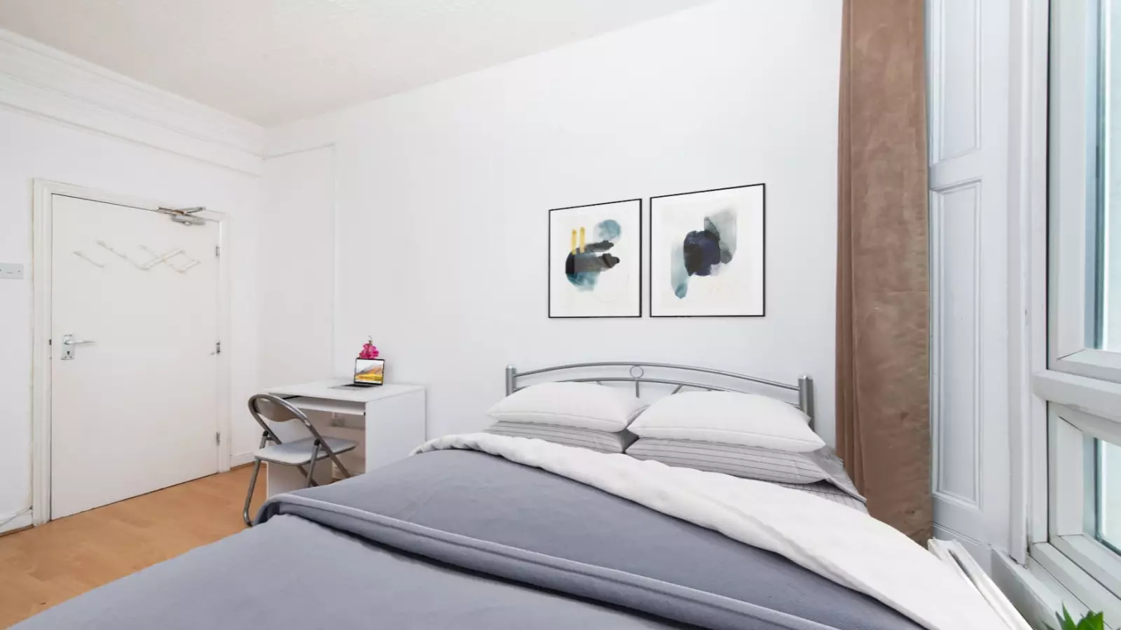 Flat St Martin's Close in Greater London