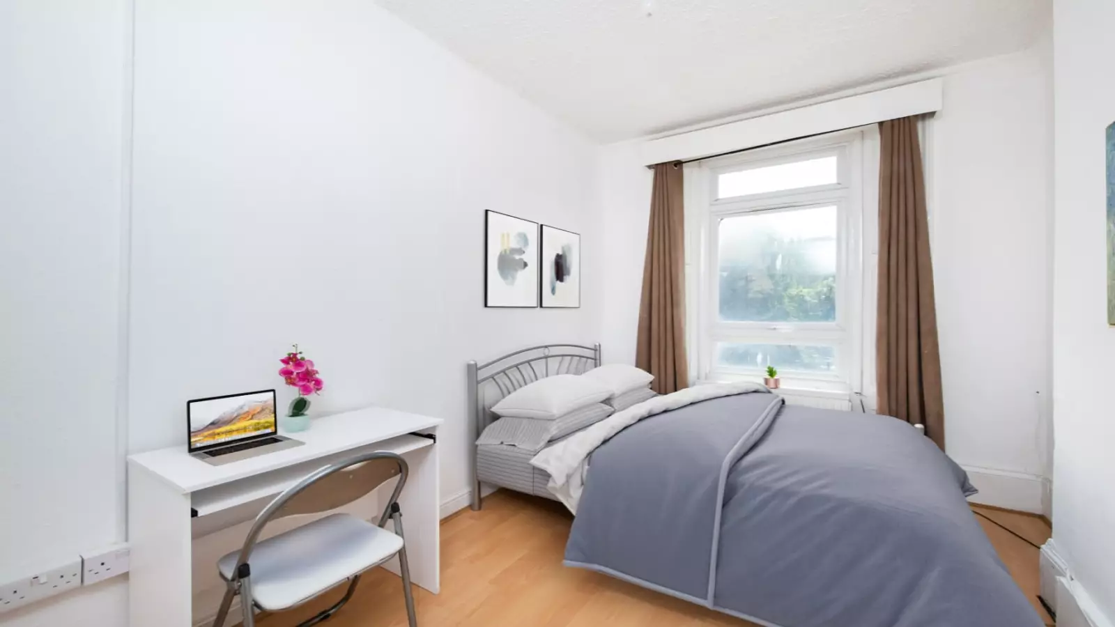 Flat St Martin's Close in Greater London