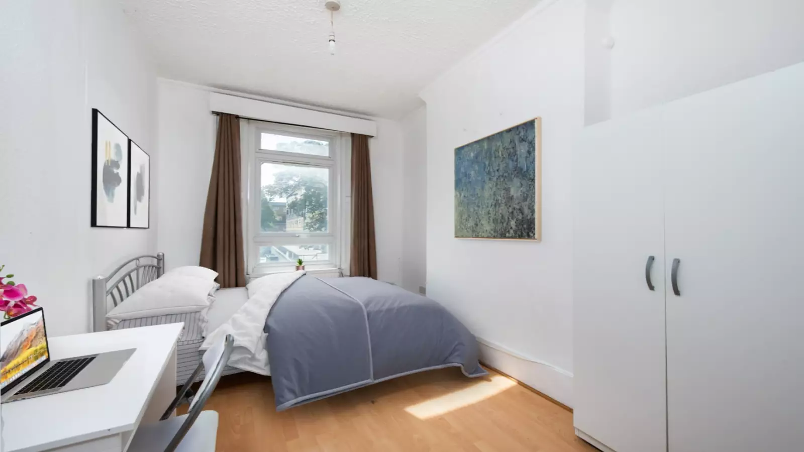 Flat St Martin's Close in Greater London
