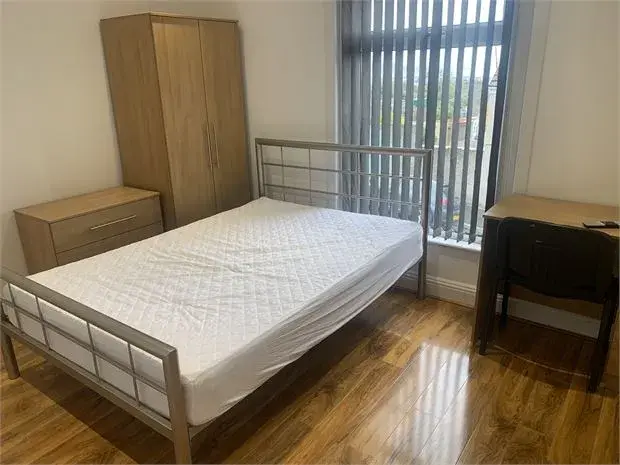 Room Hawthorne Avenue in Swansea